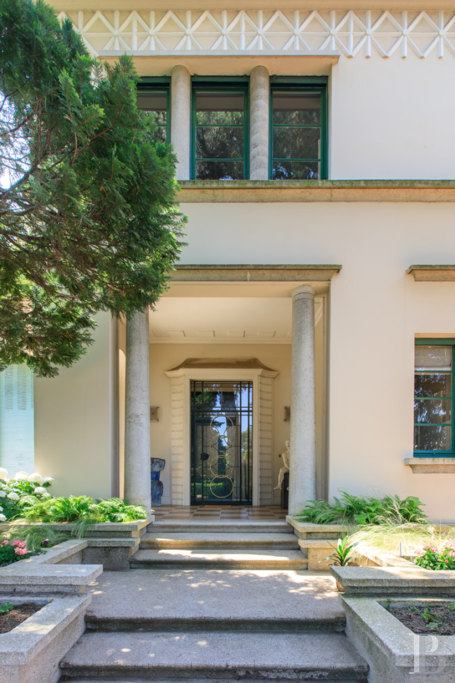 En Saône-et-Loire, à Mâcon, une villa et son jardin entièrement de style Art déco - photo  n°3